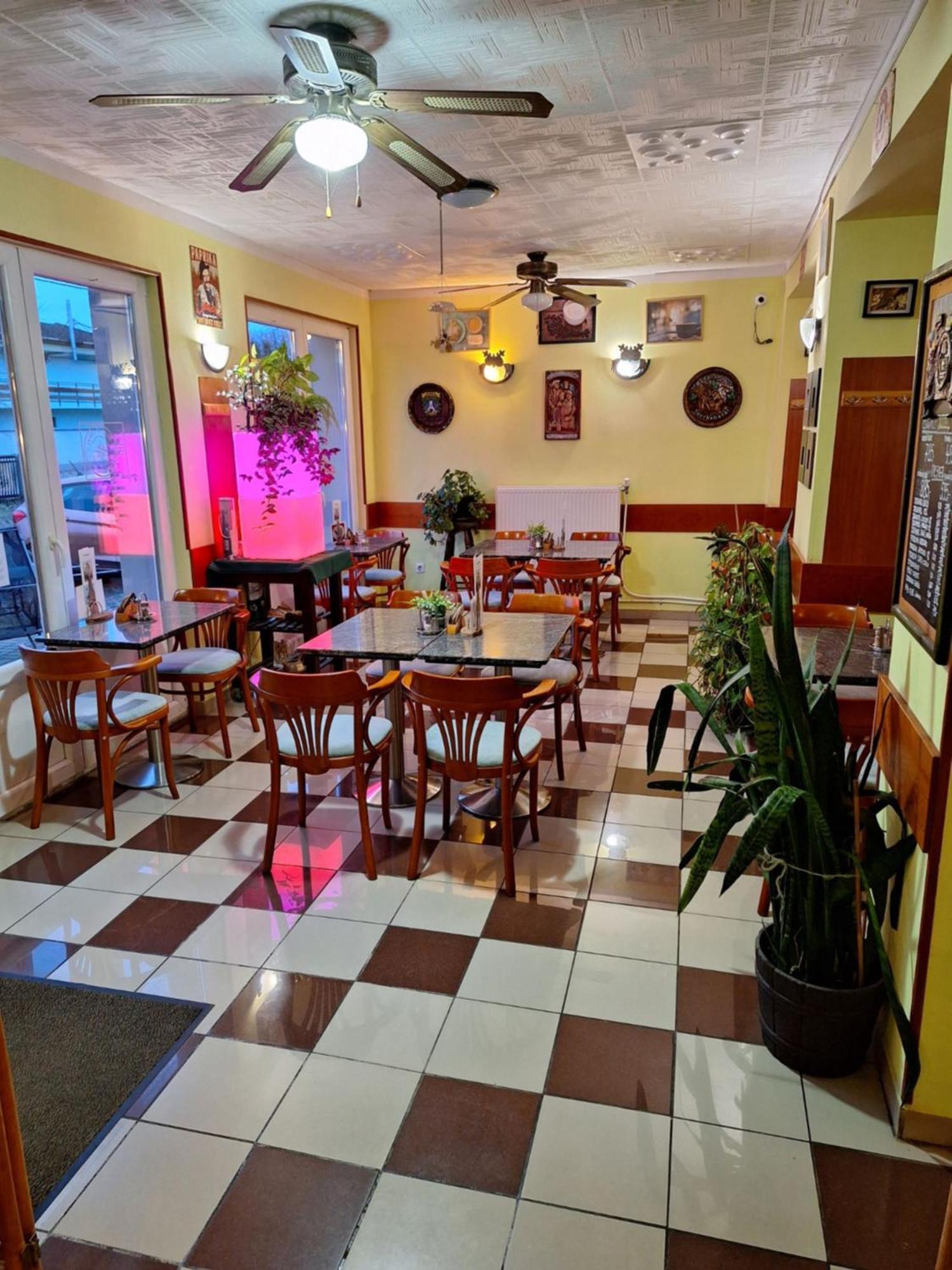 Mezőkövesd Grill Terasz Etterem Es Szallashely מראה חיצוני תמונה